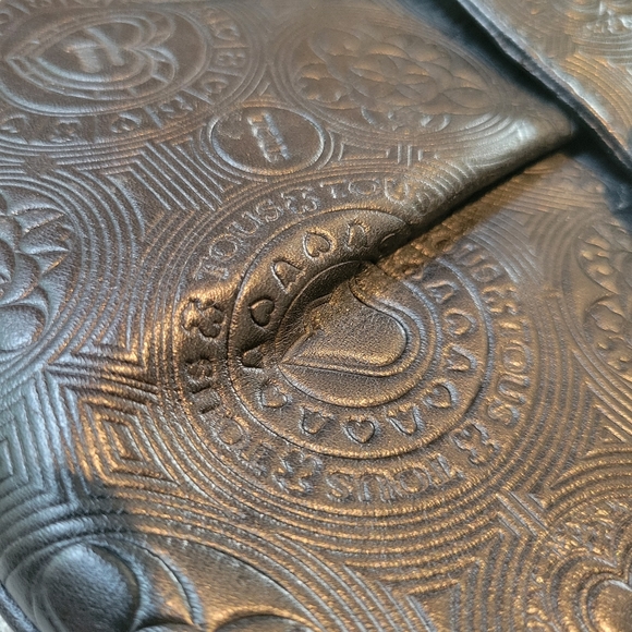 TOUS 💮 crystal Teddy 🐻 embossed leather messenger/clutch with removable chain - Picture 4 of 13